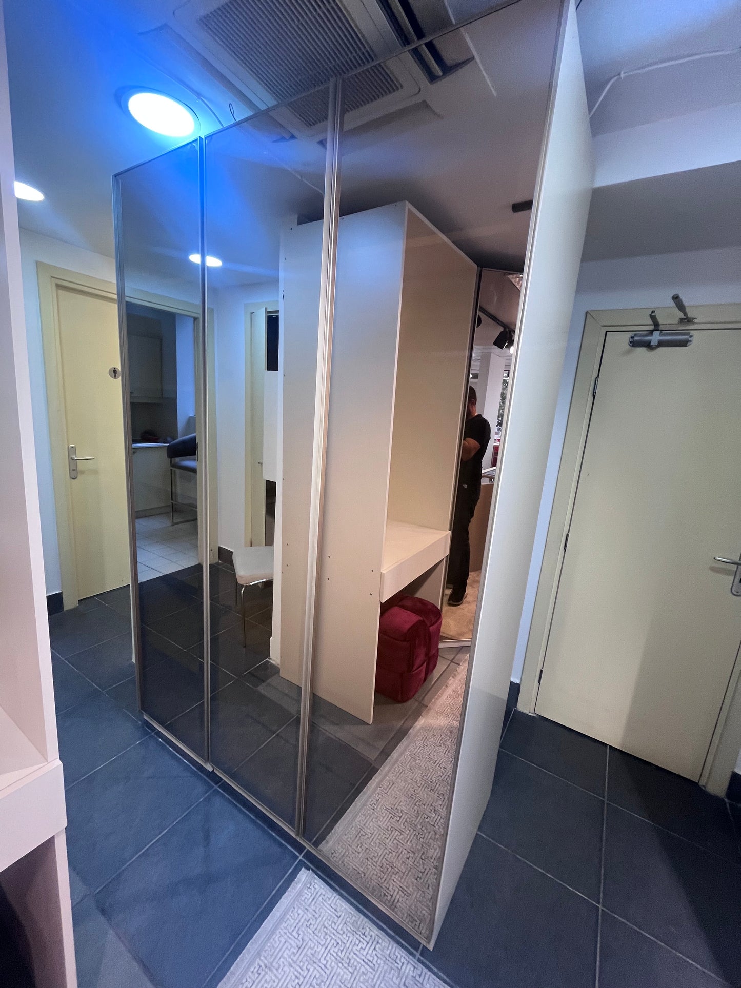 Модулен гардероб с LED осветление, чекмеджета и закачалка – 100 см