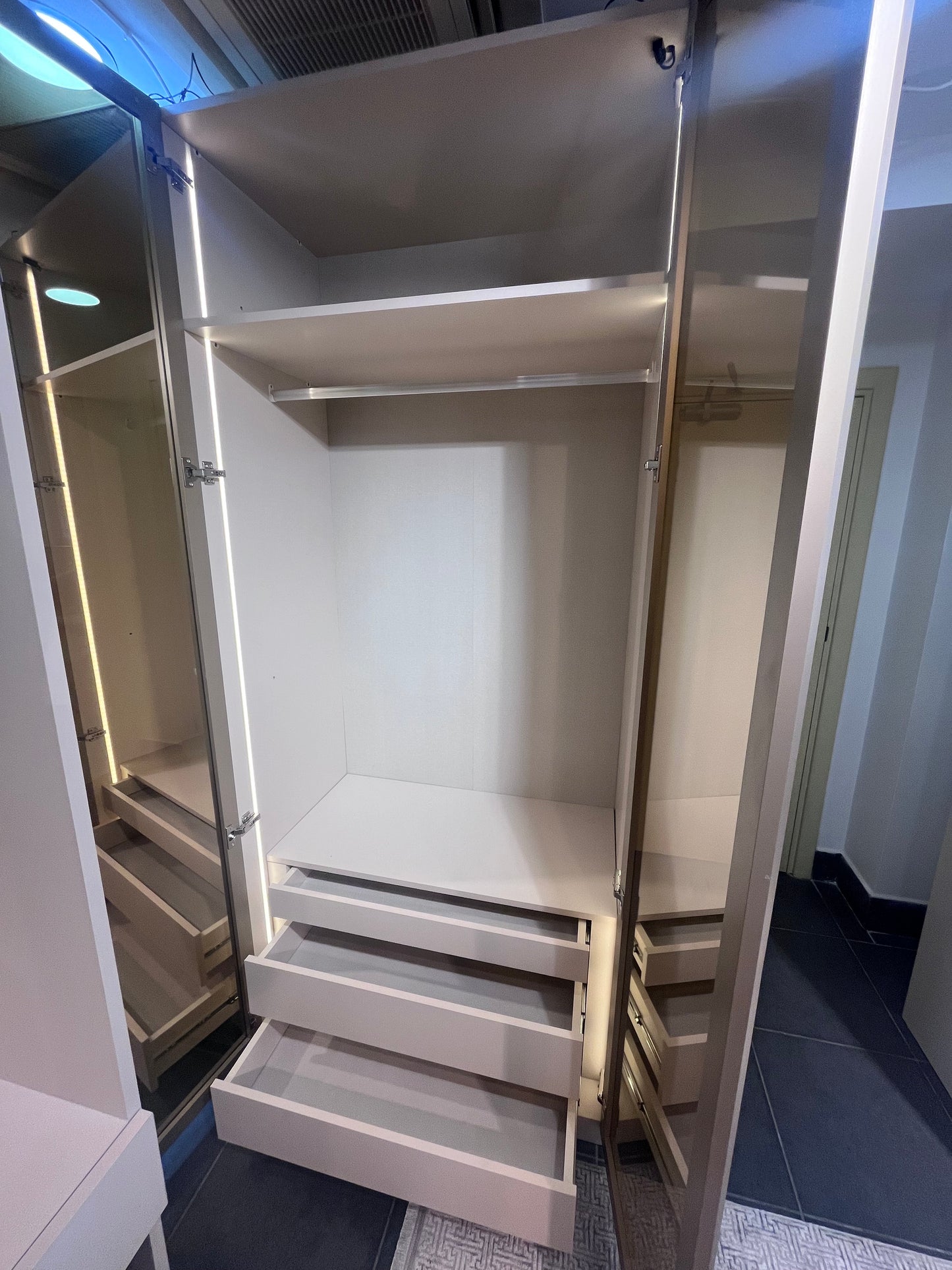 Модулен гардероб с LED осветление, чекмеджета и закачалка – 100 см