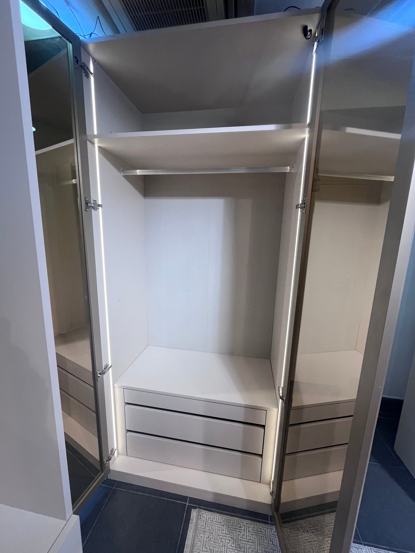 Модулен гардероб с LED осветление, чекмеджета и закачалка – 100 см