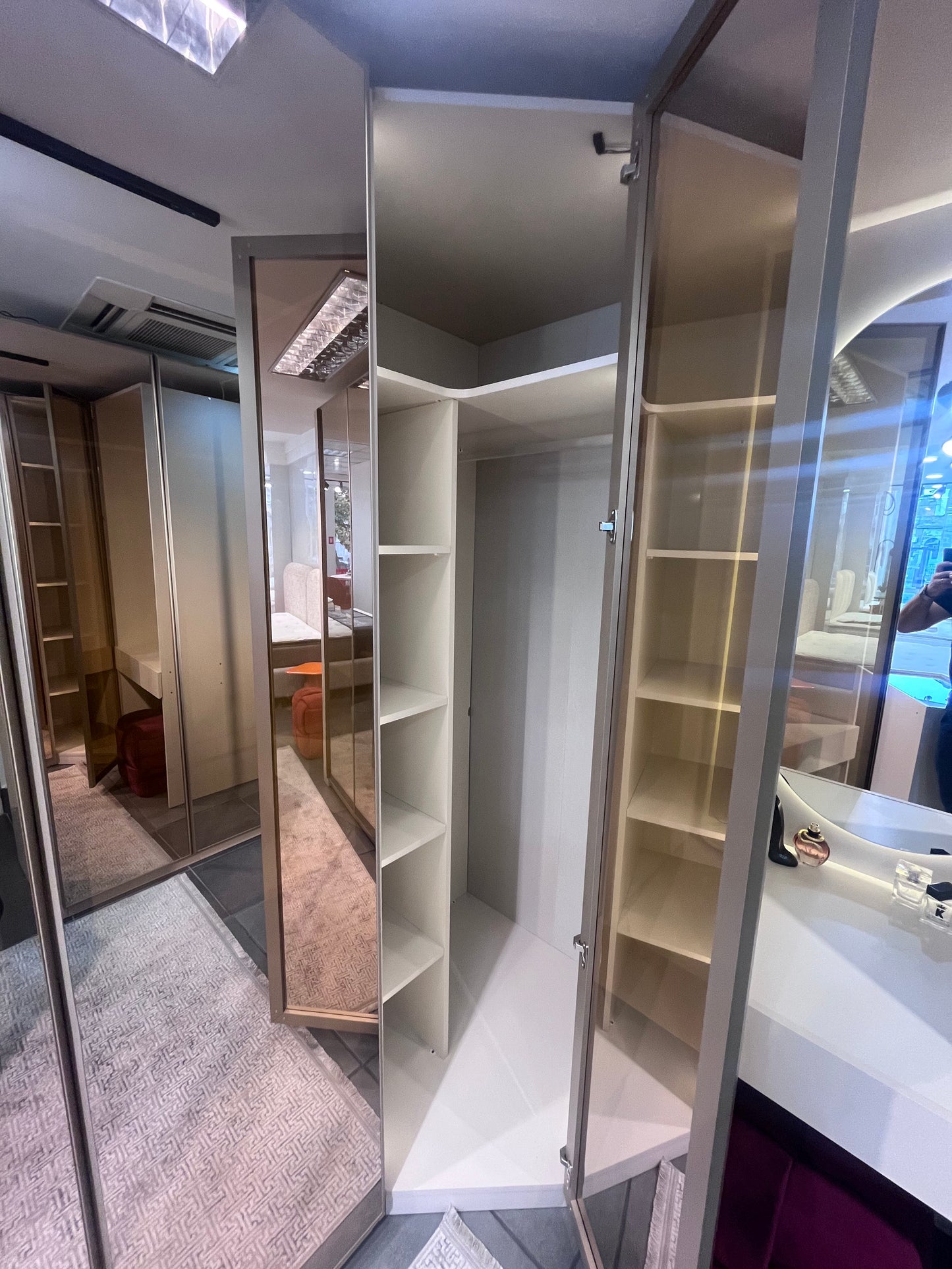 Ъглов модулен гардероб с рафтове и закачалка – 92 см