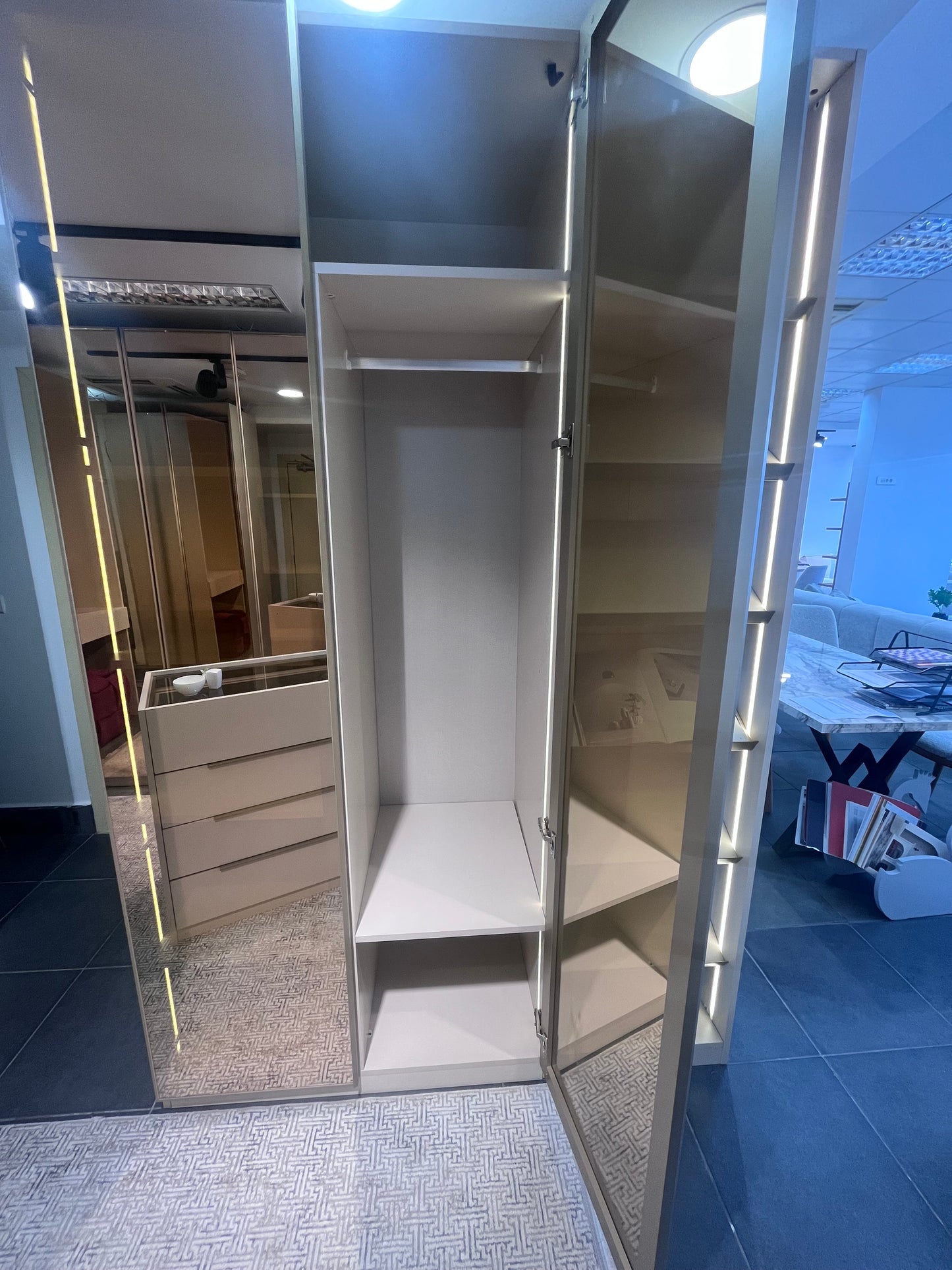 Модулен гардероб с огледална врата, LED осветление и закачалка – 50 см